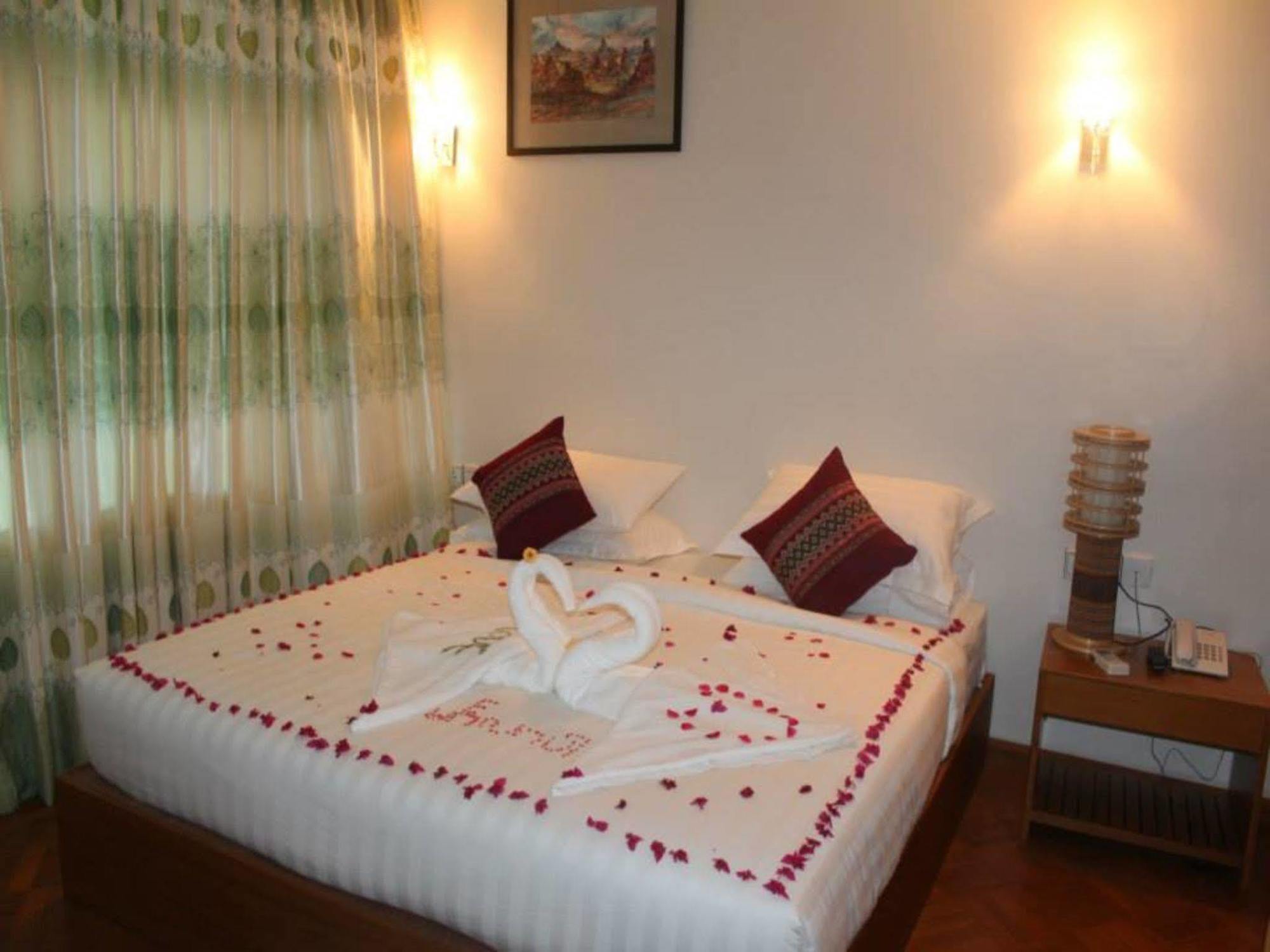 Manisanda Hotel Bagan Bagian luar foto