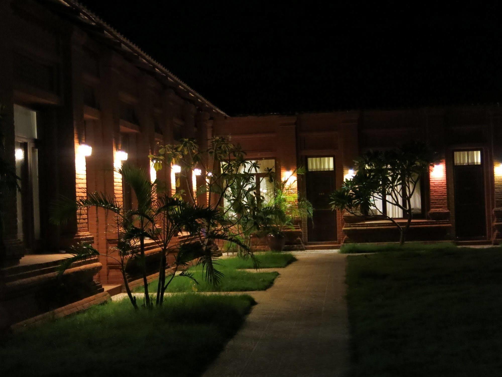 Manisanda Hotel Bagan Bagian luar foto